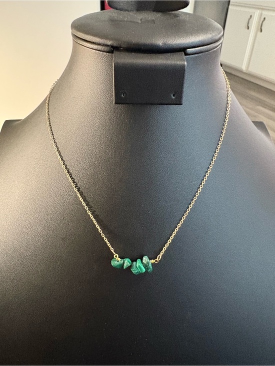Jewelry - Delicate Green Stone Chip Necklace | Gold Tone Minimalist Gemstone Necklace